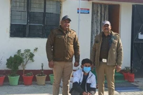 नाबालिक युवती को बहला फुसलाकर भगाकर ले जाने वाले अभियुक्त को पुलिस ने गुजरात से किया गिरफ्तार