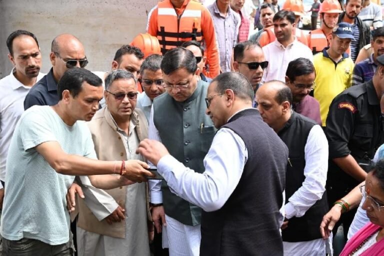 मुख्यमंत्री धामी ने जनपद की बड़कोट तहसील के स्यानाचट्टी में आपदा प्रभावित क्षेत्र का किया स्थलीय निरीक्षण, सीएम ने प्रभावितों से मिल कर सुनी समस्याएं, प्रभावितों को हर संभव सहायता दिए जाने का दिया आश्वाशन