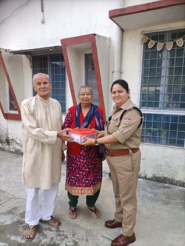 बुजुर्गों ने एसएसपी दून की करी सराहना, कहा हमारे अपने हमें भूलेेे लेकिन दून पुलिस ने पूछा हाल चाल।