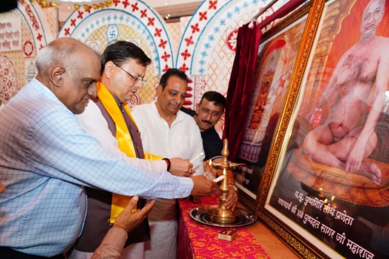 मुख्यमंत्री पुष्कर सिंह धामी ने श्री दिगम्बर जैन पंचायती मंदिर में आयोजित जैन समाज सम्मेलन में प्रतिभाग कियाL