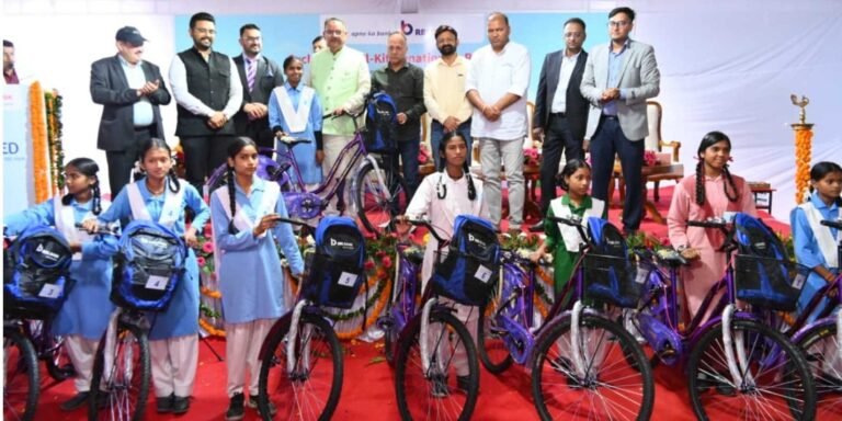 ‘उम्मीद एक पहल’ के अन्तर्गत आर.बी.एल. बैंक के सहयोग से कैबिनेट मंत्री गणेश जोशी ने छात्राओं को बांटी साइकिल एवं स्कूल कीट