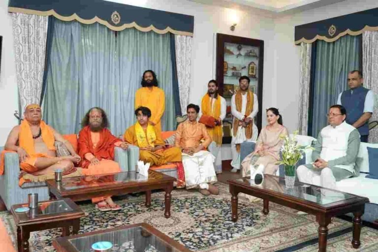 संत समाज ने मुख्यमंत्री धामी को दिया आशीर्वाद, ‘देवभूमि के धर्म-संरक्षक’ की उपाधि