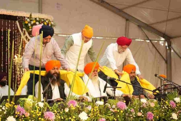 मुख्यमंत्री धामी ने गुरुनानक जयंती एवं कार्तिक पूर्णिमा के अवसर पर गुरुद्वारा श्री गुरु सिंह सभा रेसकोर्स में मथा टेका, प्रदेशवासियों व विशेष रूप से सिख समुदाय को दी हार्दिक शुभकामनाएं