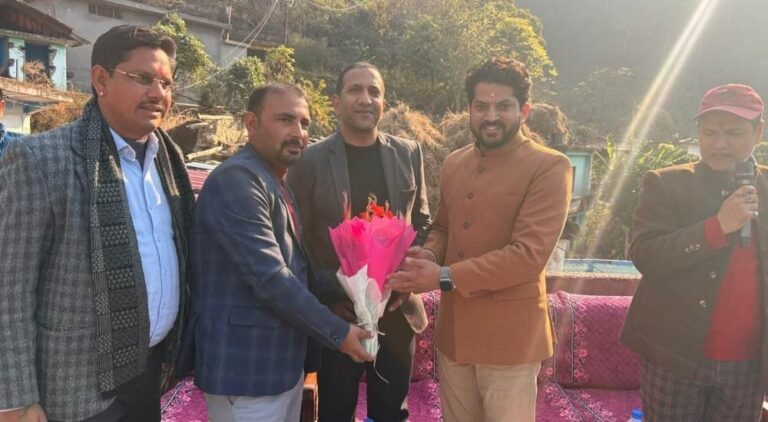 सिगुणी ग्राम में जिलाधिकारी प्रशांत कुमार आर्य ने जनता दरबार में सुनी ग्राम वासियों की समस्याएं