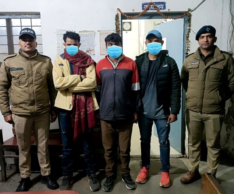 सरेराह दबंगई दिखाने वालों को दून पुलिस ने पढ़ाया कानून का पाठ