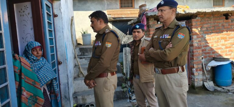 ढालीपुर हरबर्टपुर में सडक किनारे झाडियों में मिला एक युवती का शव मौके पर पहुंचे एस.एस.पी देहरादून अजय कुमार
