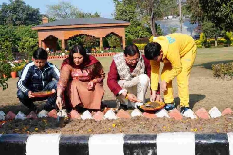 मुख्यमंत्री ने सपरिवार ट्यूलिप के बल्ब रोपे, मुख्यमंत्री आवास परिसर के उद्यान में 17 प्रजातियों के चार हजार ट्यूलिप उगाने की मुहिम का किया शुभारंभ