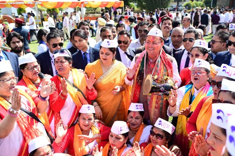 होली मिलन कार्यक्रम में जुटे गढ़वाल-कुमाऊं से लेकर जौनसार तक के कलाकार