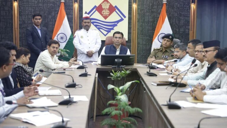 डीएम सविन बसंल की जनमानस से अपील – अफवाहों में आकर पैनिक न करें, गैस से सम्बन्धित शिकायत कन्ट्रोलरूम में कराएं दर्ज