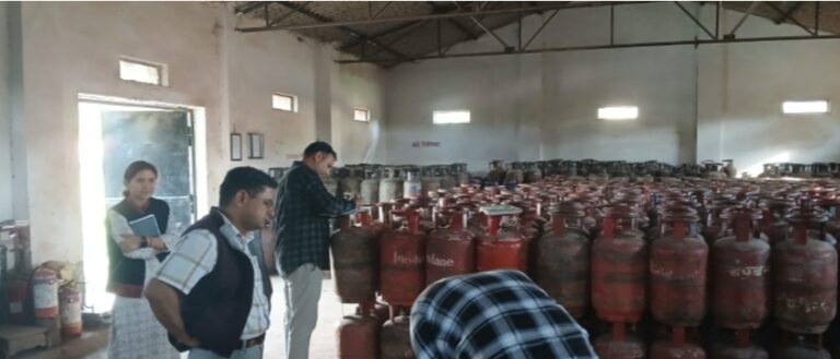डीएम की क्यूआरटी अलर्ट: 7 गैस एजेंसियों व 87 प्रतिष्ठानों पर छापेमारी, 05 घरेलू सिलेंडर जब्त