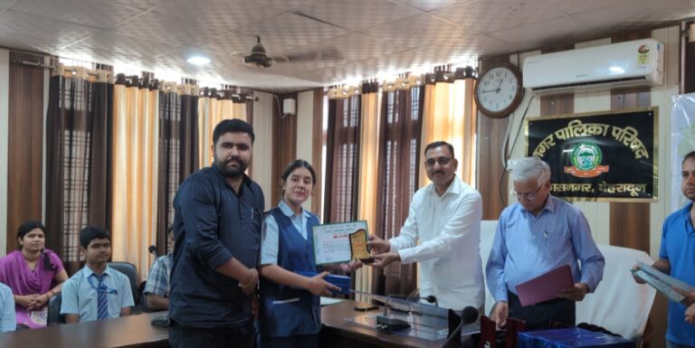नगर पालिका परिषद् विकास नगर के सभागार में 14 मार्च को आयोजित हुई “पर्यावरण संरक्षण एवं स्वच्छता” विषयक चित्रकला प्रतियोगिता के विजेता छात्र-छात्राओं को आज पुरस्कार वितरित किए गए।