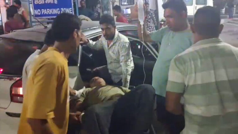 नैनीताल में पर्यटकों से भरा टेंपो ट्रैवलर खाई में गिरा, दो महिलाओं की मौत, कई घायल