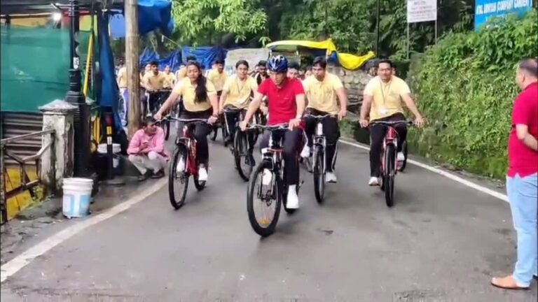 IAS प्रशिक्षुओं संग साइकिल पर निकले केंद्रीय मंत्री मनसुख मंडाविया, मसूरी की सड़कों से दिया फिट इंडिया का संदेश