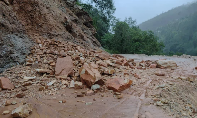 पिथौरागढ़ में बारिश का कहर, एक दर्जन सड़कें बंद, स्कूल पहुंच गए बच्चे, तब पता चला आज छुट्टी है