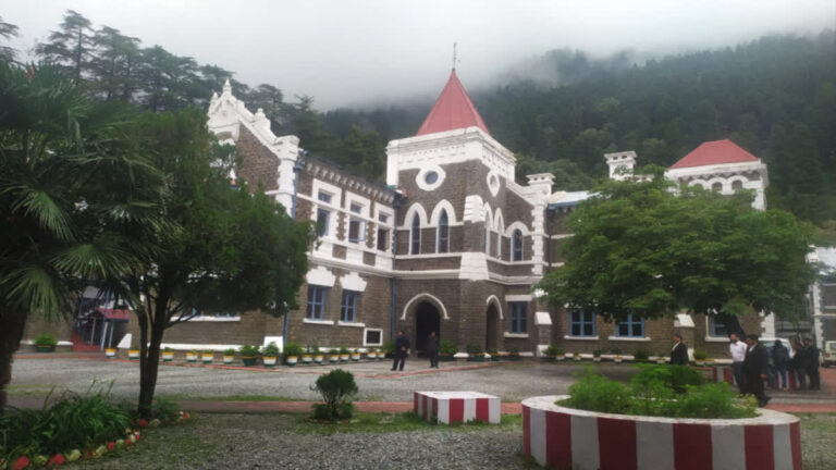 हाईकोर्ट से वन विभाग के दो सबसे बड़े अफसरों को अवमानना नोटिस, जानें क्या है ‘समान कार्य समान वेतन’ का मामला